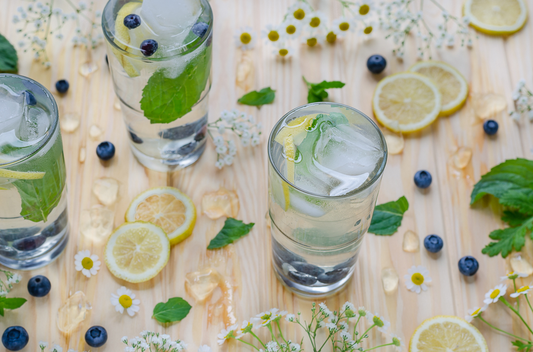SarahsKrisenherd-FoodBlog-Rezept-Cold-Brew-Ice-Tea-Lemon-Blueberry-Mint